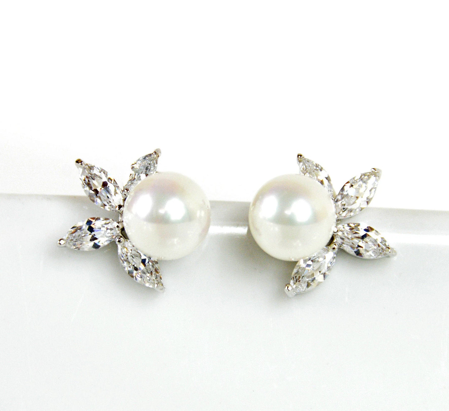 Bridesmaid Earrings, Bridal Earrings, Vintage Style Pearl Earrings, Wedding Earrings, Wedding Jewelry, Crystal Earrings, Leaf Pearl Studs