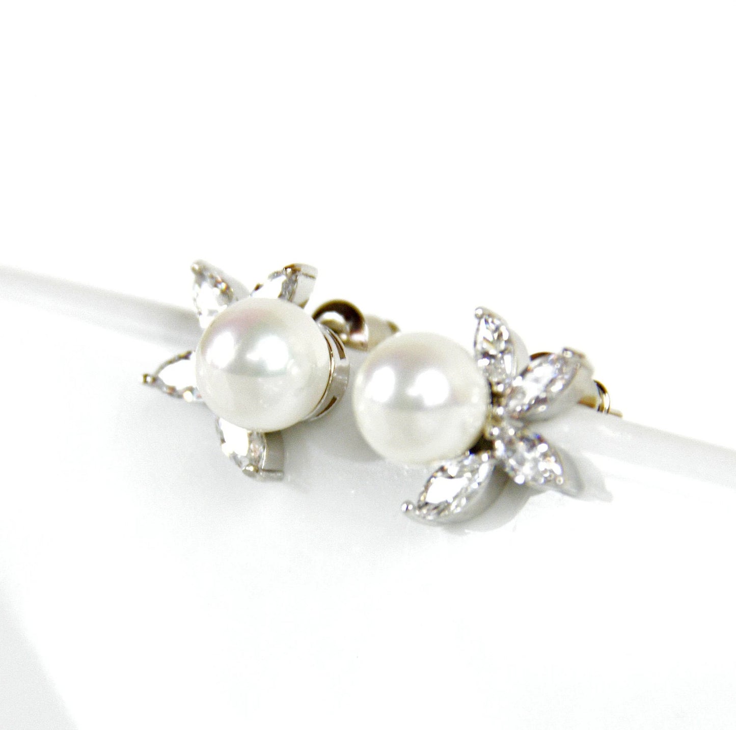 Bridesmaid Earrings, Bridal Earrings, Vintage Style Pearl Earrings, Wedding Earrings, Wedding Jewelry, Crystal Earrings, Leaf Pearl Studs