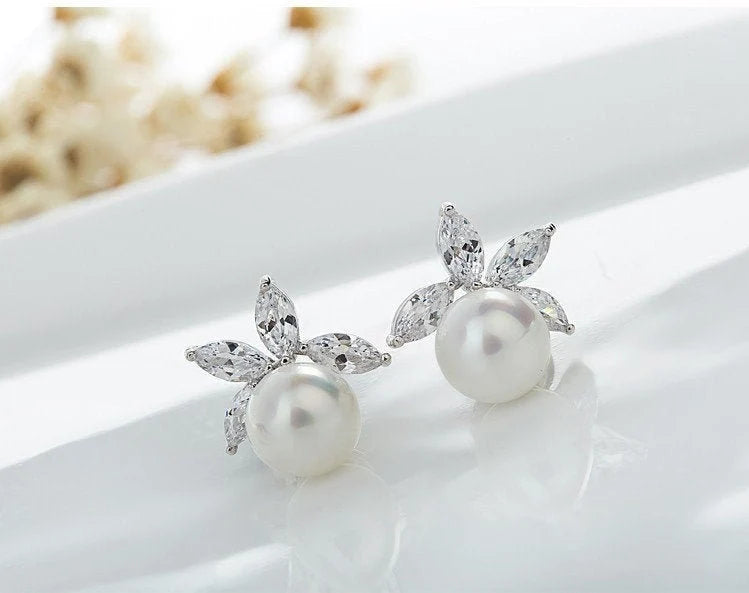 Bridesmaid Earrings, Bridal Earrings, Vintage Style Pearl Earrings, Wedding Earrings, Wedding Jewelry, Crystal Earrings, Leaf Pearl Studs